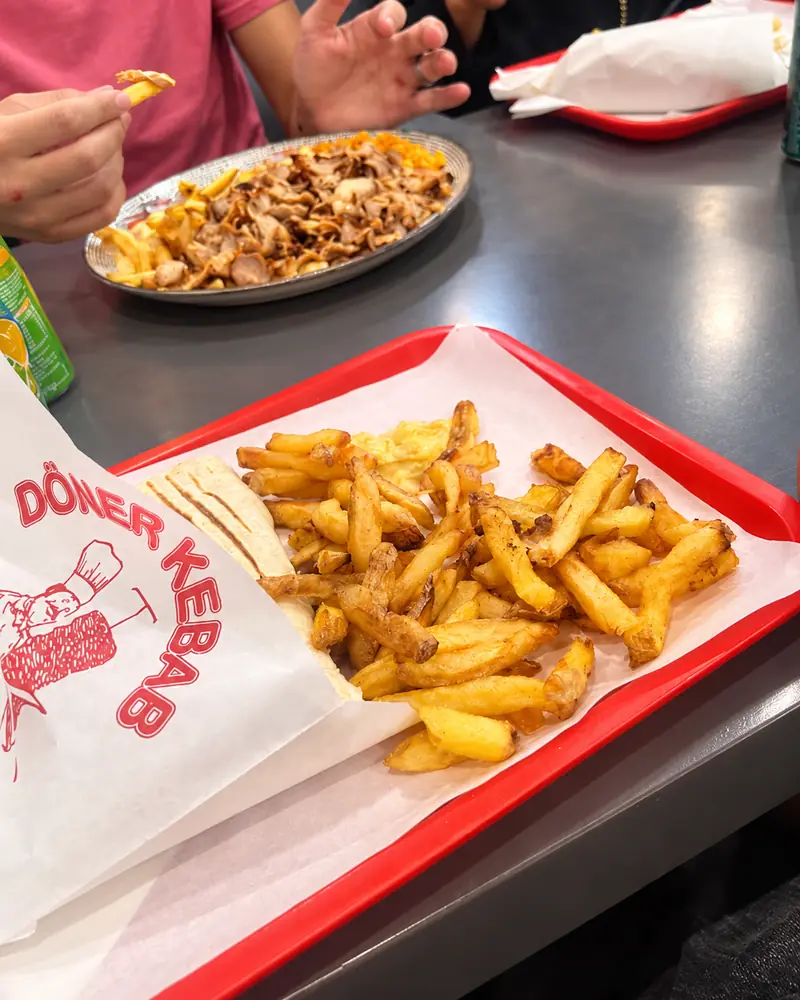 Assiette döner et frites sur fond clair, avis client Mehdi A., Fresh Food Colomiers